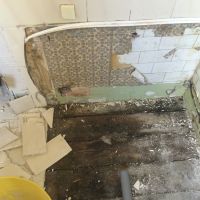 Removing old bathroom tiles walls